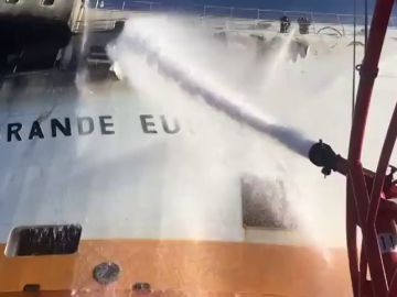 Un barco mercante con una veintena de tripulantes se incendia a 25 millas de Mallorca