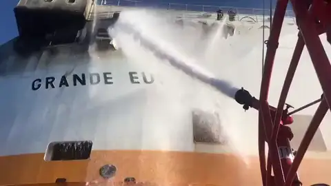 Un barco mercante con una veintena de tripulantes se incendia a 25 millas de Mallorca Un barco mercante con una veintena de tripulantes se incendia a 25 millas de Mallorca