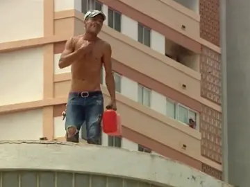 Se atrincheran en una azotea con una garrafa de gasolina Se atrincheran en una azotea con una garrafa de gasolina