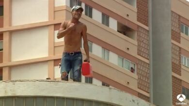 La pareja atrincherada en una azotea de Las Palmas baja de la casa tras mediar la policía y sin daños