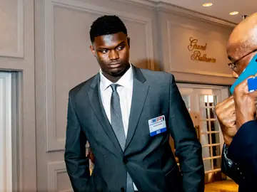 Zion Williamson, en el evento del sorteo de elección del Draft Zion Williamson, en el evento del sorteo de elección del Draft