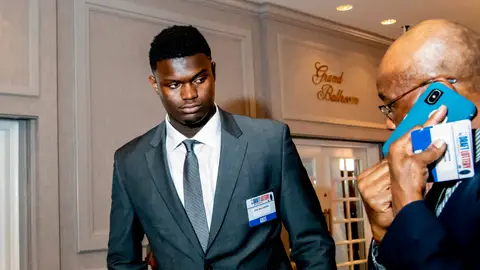 Zion Williamson, en el evento del sorteo de elección del Draft Zion Williamson, en el evento del sorteo de elección del Draft