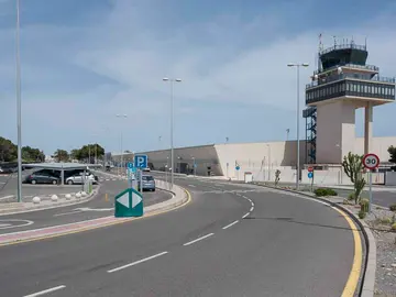 Disparan en la pierna y detienen a un hombre que se coló en un aeropuerto Disparan en la pierna y detienen a un hombre que se coló en un aeropuerto