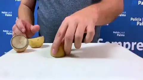 La Policía de Palma explica en un vídeo cómo funciona la estafa del trile y llama a no dejarse engañar La Policía de Palma explica en un vídeo cómo funciona la estafa del trile y llama a no dejarse engañar