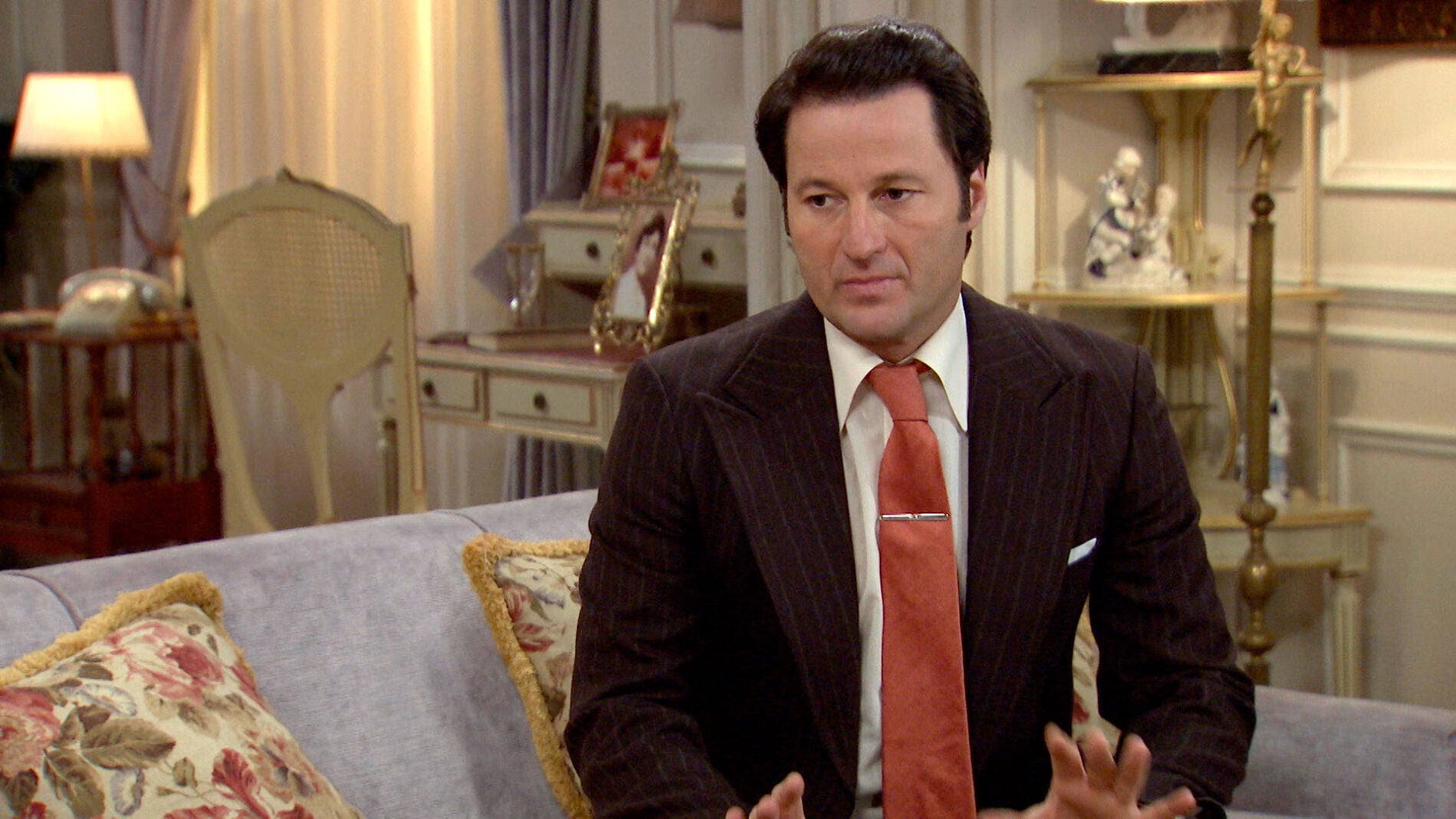 Gabriel vuelve a casa por sorpresa sin imaginar que Carlos está a punto de destapar toda la verdad