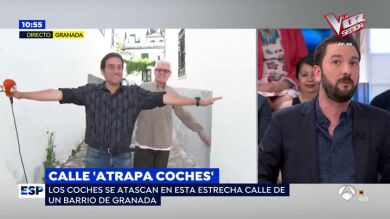 Así es la polémica calle 'atrapacoches' de Granada en la que los vehículos quedan atascados