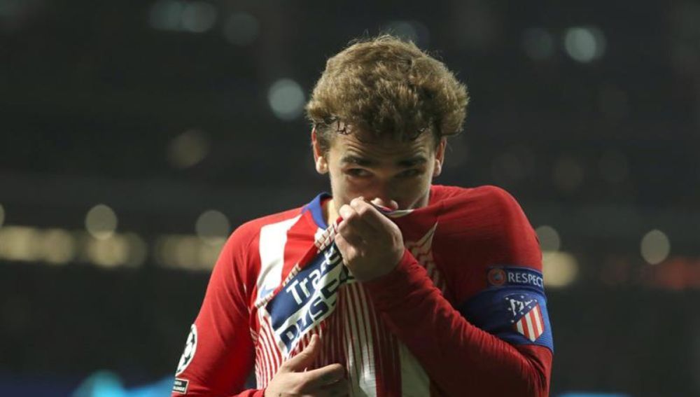 Griezmann besándose el escudo del Atlético de Madrid