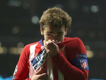 Griezmann besándose el escudo del Atlético de Madrid