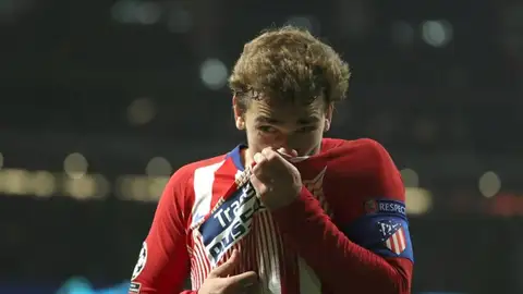 Griezmann besándose el escudo del Atlético de Madrid Griezmann besándose el escudo del Atlético de Madrid