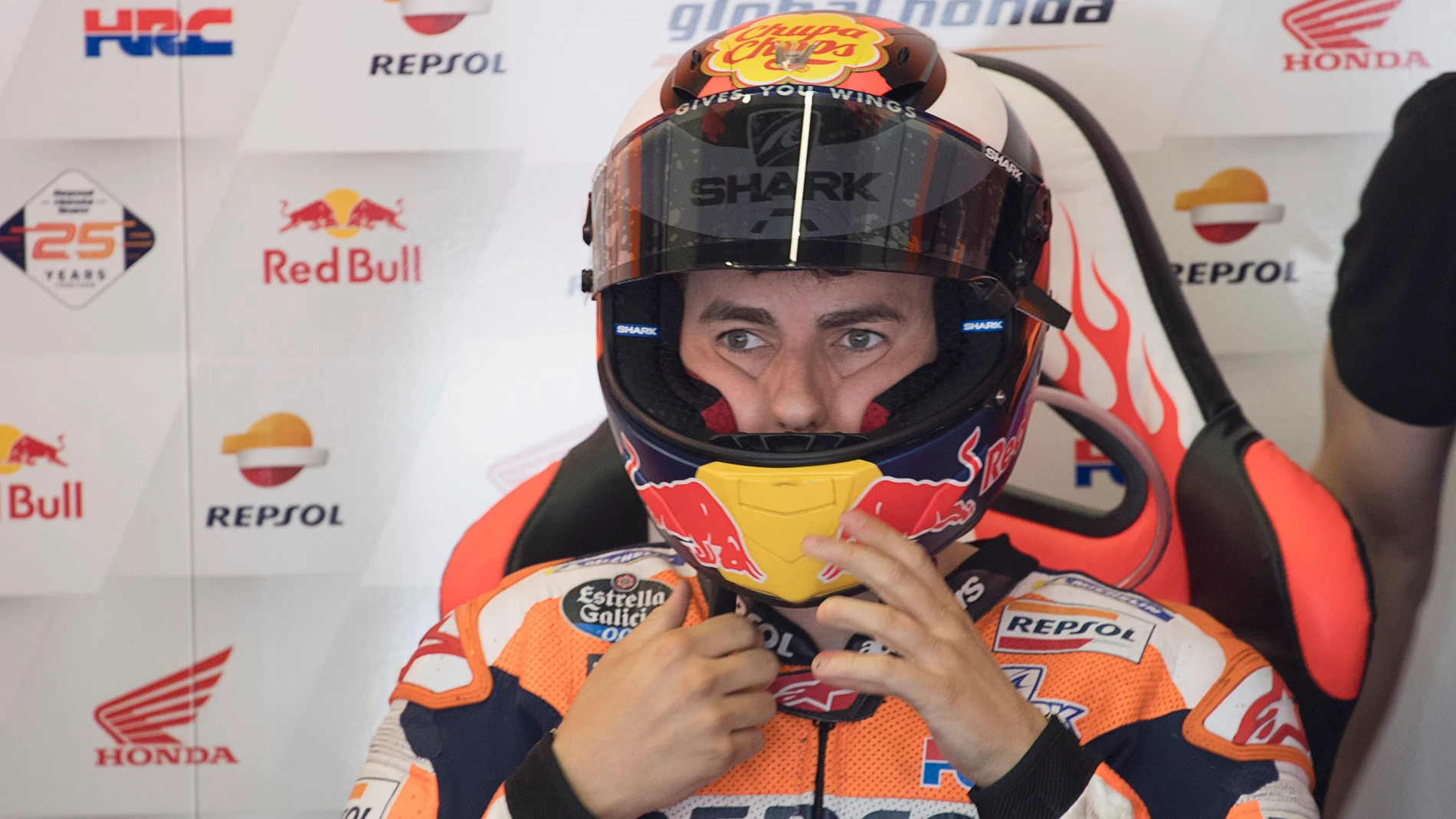 Jorge Lorenzo mira al vacío en una sesión con Honda Jorge Lorenzo mira al vacío en una sesión con Honda
