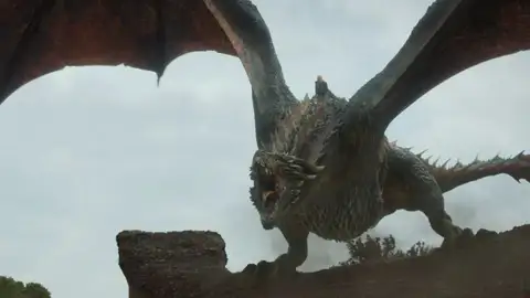Daenerys Targaryen y su dragón Drogon en 'Juego de Tronos' Daenerys Targaryen y su dragón Drogon en 'Juego de Tronos'