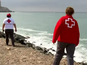 Buscan a un bebé que cayó al mar cuando llegaba en una patera Buscan a un bebé que cayó al mar cuando llegaba en una patera