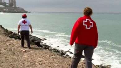 Buscan a un bebé que cayó al mar cuando llegaba en una patera