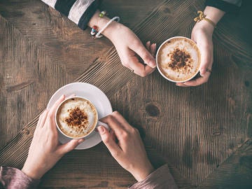 Conversaci&oacute;n en torno a un caf&eacute;