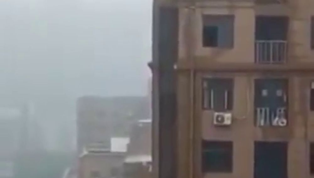 Un hombre cae al vacío al intentar hacerse un 'selfie' en la cornisa de un edificio