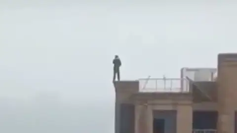 Un hombre cae al vacío al intentar hacerse un 'selfie' en la cornisa de un edificio Un hombre cae al vacío al intentar hacerse un 'selfie' en la cornisa de un edificio