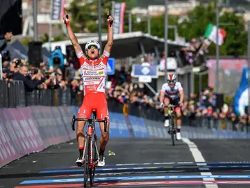 El ciclista Fausto Masnada celebra su victoria de etapa El ciclista Fausto Masnada celebra su victoria de etapa