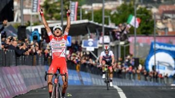 El ciclista Fausto Masnada celebra su victoria de etapa