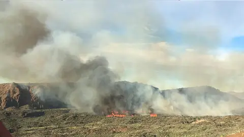 El viento y el acceso dificultan la extinción del fuego del Teide El viento y el acceso dificultan la extinción del fuego del Teide