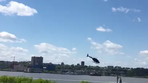 Helicóptero que cae al río Hudson El momento en el que un helicóptero pierde el control y cae al río Hudson