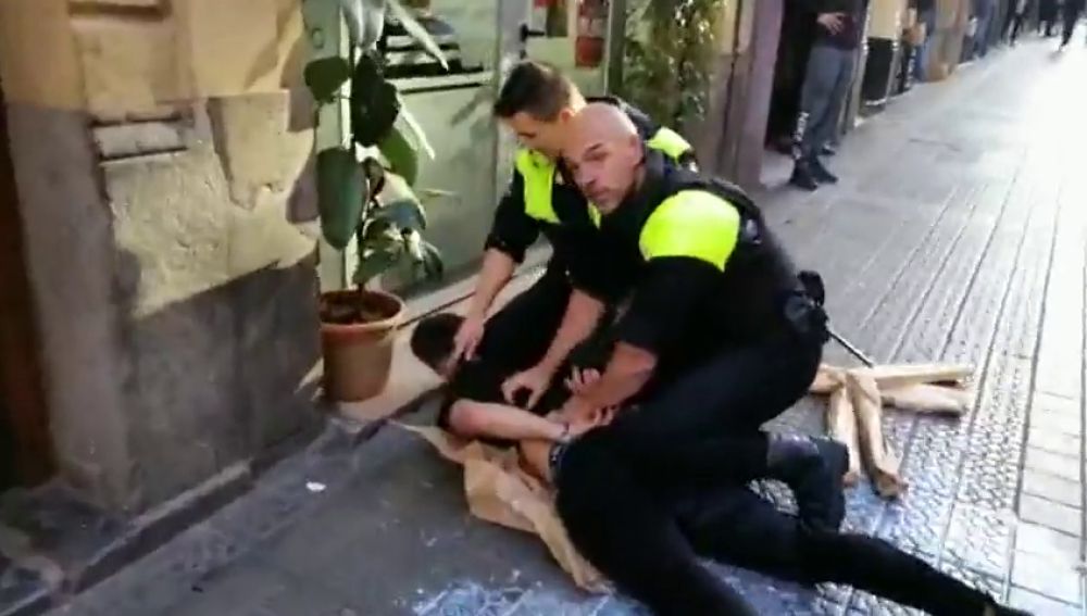 Al menos una persona detenida tras amenazar de muerte a un agente de policía en un reyerta en Bilbao