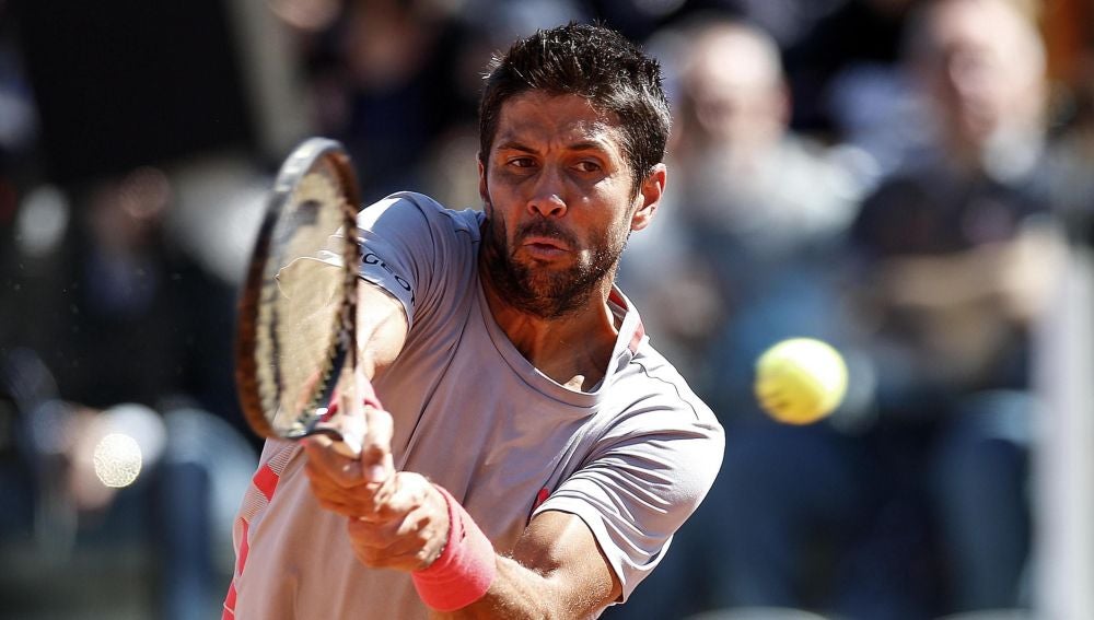 Fernando Verdasco devuelve una bola durante el partido