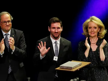 Messi sonríe tras recibir la Creu de Sant Jordi Messi sonríe tras recibir la Creu de Sant Jordi