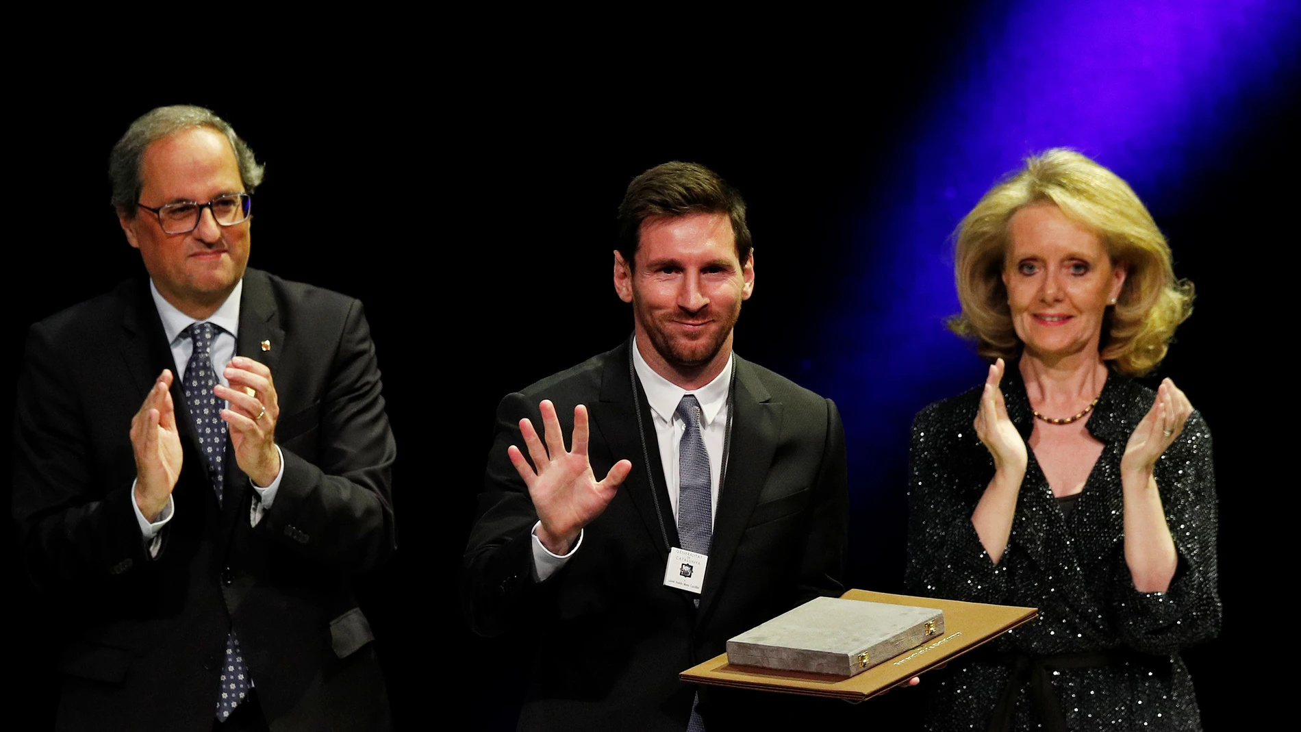 Messi sonríe tras recibir la Creu de Sant Jordi Messi sonríe tras recibir la Creu de Sant Jordi