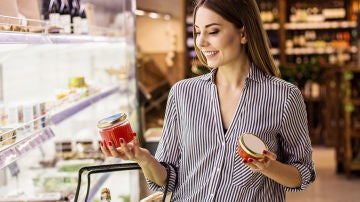 Mujer haciendo la compra Mujer haciendo la compra