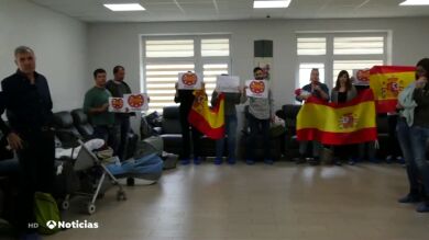 Parejas con bebés por gestación subrogada en Ucrania avisan de que les caduca el visado y no tienen el pasaporte de los niños