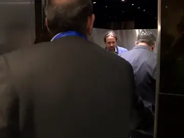 Santiago Abascal y Pablo Iglesias coinciden en el ascensor del congreso Santiago Abascal y Pablo Iglesias coinciden en el ascensor del congreso