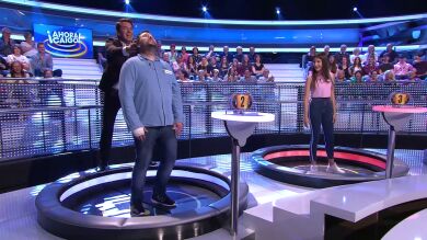 Arturo Valls, a punto de irse por la trampilla junto a un concursante de '¡Ahora caigo!'