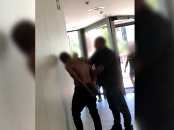 El hombre que apuñala a otro en un gimnasio es detenido por la policía El hombre que apuñala a otro en un gimnasio es detenido por la policía