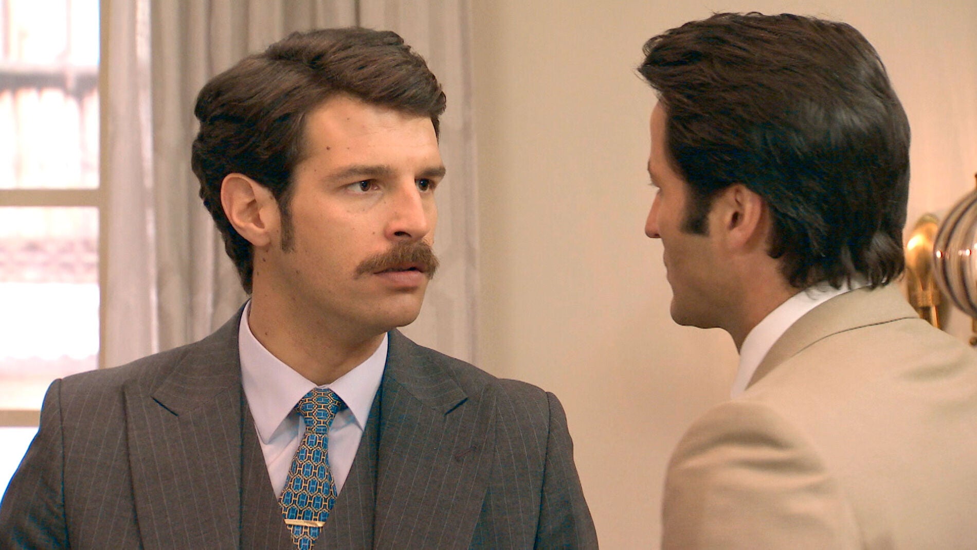 Carlos enfurece al ver a Gabriel fuera del psiqui&aacute;trico