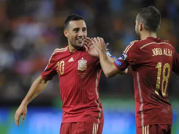 Santi Cazorla, en un partido de la selección española en 2015 Santi Cazorla, en un partido de la selección española en 2015