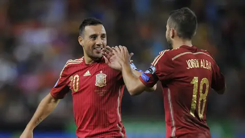 Santi Cazorla, en un partido de la selección española en 2015 Santi Cazorla, en un partido de la selección española en 2015