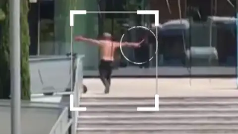 Persigue a un hombre que se refugia en un gimnasio y allí le apuñala Persigue a un hombre que se refugia en un gimnasio y allí le apuñala