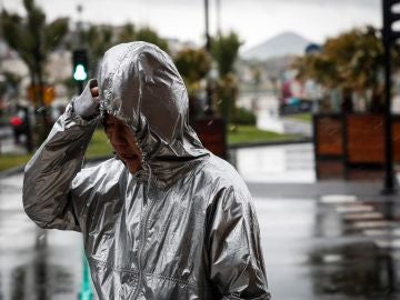 Una mujer camina bajo la lluvia este viernes en San Sebastián