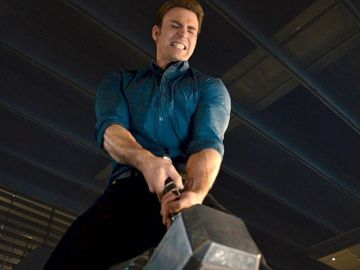 Capitán América moviendo el martillo de Thor en 'Vengadores: La era de Ultrón'