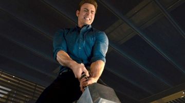 Capitán América moviendo el martillo de Thor en 'Vengadores: La era de Ultrón' Capitán América moviendo el martillo de Thor en 'Vengadores: La era de Ultrón'