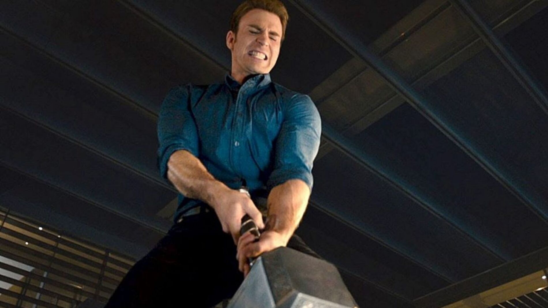 Capitán América moviendo el martillo de Thor en 'Vengadores: La era de Ultrón'