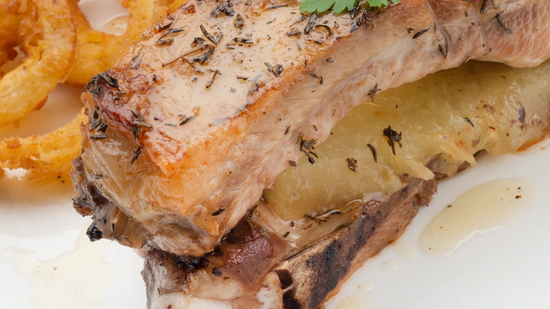 Costilla de cerdo con aros de cebolla