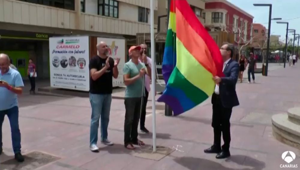 Izan la bandera multicolor en defensa de los derechos LGTBI