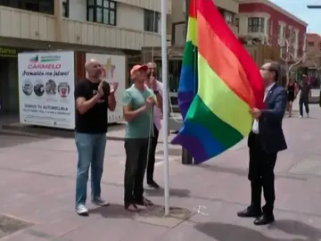 Izan la bandera multicolor en defensa de los derechos LGTBI Izan la bandera multicolor en defensa de los derechos LGTBI