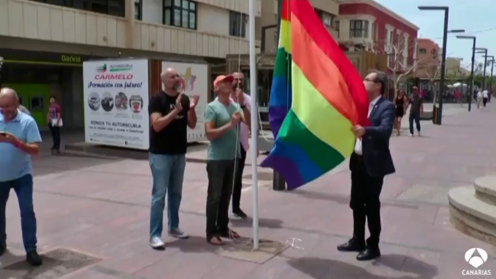 Izan la bandera multicolor en defensa de los derechos LGTBI
