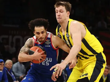 Shane Larkin conduce el balón en el partido frente al Fenerbahçe Shane Larkin conduce el balón en el partido frente al Fenerbahçe