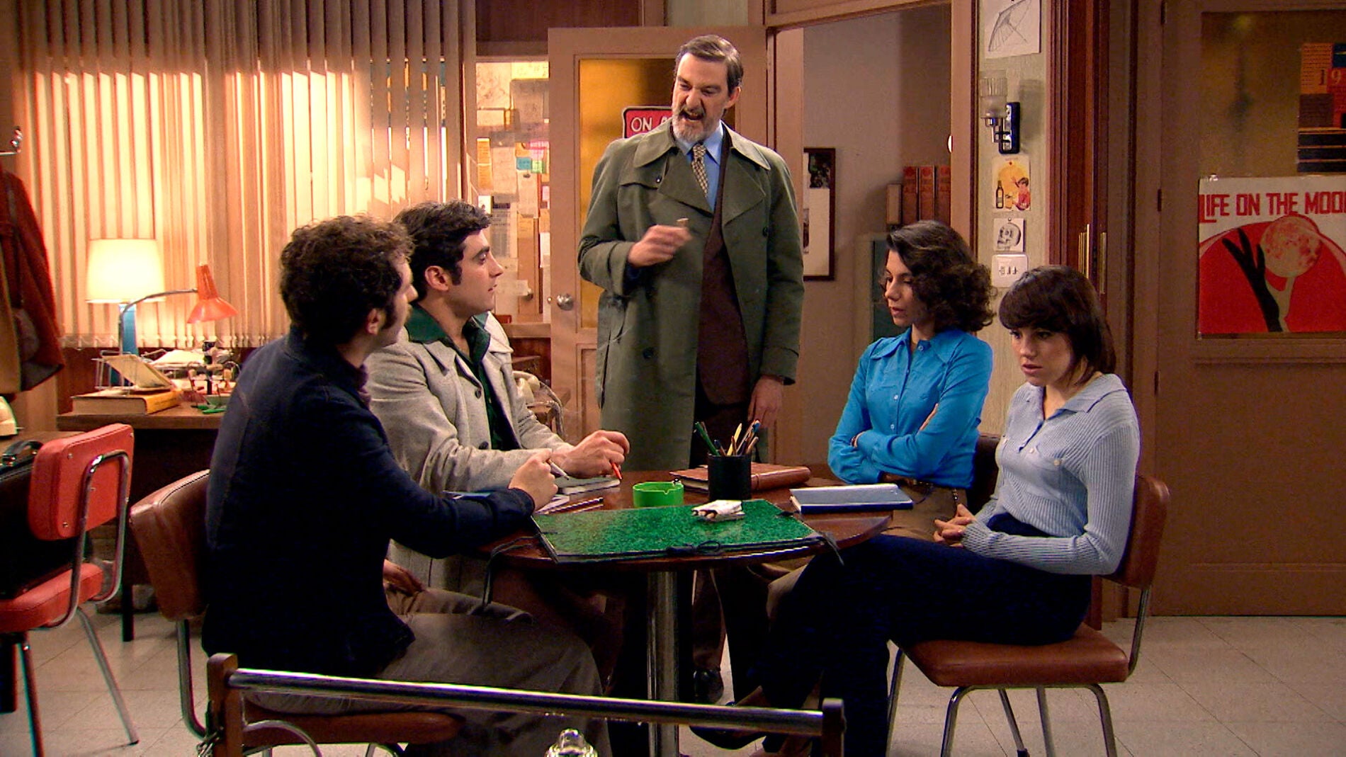 Carvajal irrumpe en el 'Hasta Luego' con mucho car&aacute;cter para poner a prueba a los chicos de la revista