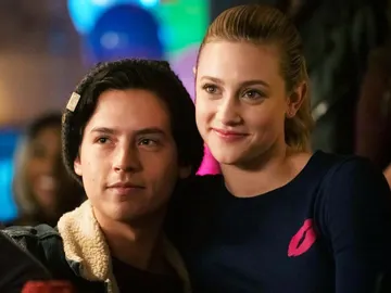 Cole Sprouse y Lili Reinhart en 'Riverdale' Cole Sprouse y Lili Reinhart en 'Riverdale'
