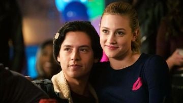 Cole Sprouse y Lili Reinhart en 'Riverdale'