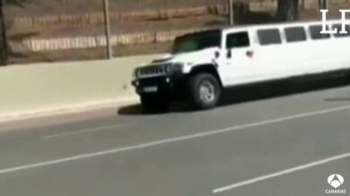 Una niña llega a su Primera Comunión en limusina